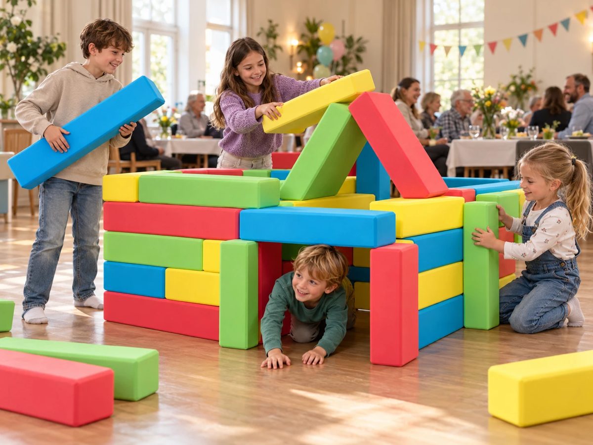 Kinder bauen bei einer Familienfeier im Saal eine Hütte aus Bausteinen